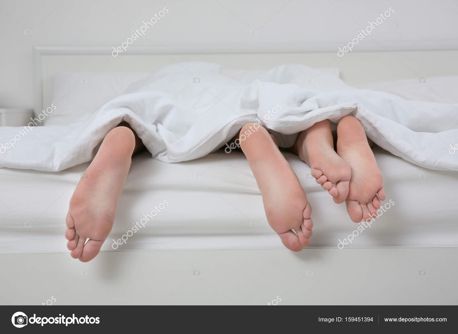 男と女の毛布の下の足 ストック写真 C Belchonock