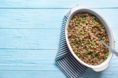 Güveç çanağı lezzetli mercimek püresi ile