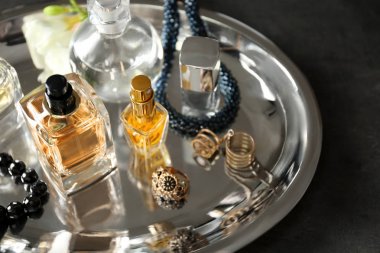 Tepsi parfüm şişeleri ile