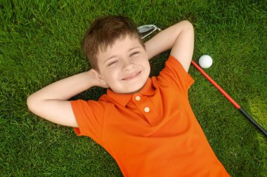 Golf sahasında yalan çocuk