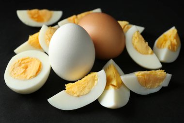 Dilimlenmiş katı pişmiş yumurta ile Seramik Tepsi