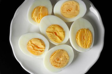 Dilimlenmiş katı pişmiş yumurta ile Seramik Tepsi