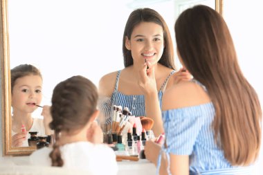 kadın ve kızı makyaj uygulamak 