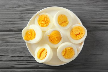 Dilimlenmiş katı pişmiş yumurta ile Seramik Tepsi