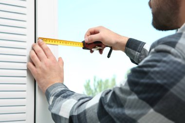 Yükleme pencere kepenkleri evde genç adam