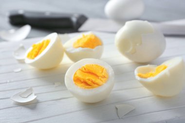 Dilimlenmiş katı pişmiş yumurta ile Seramik Tepsi