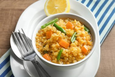 Lezzetli mercimek püresi ve sebze ile kompozisyon