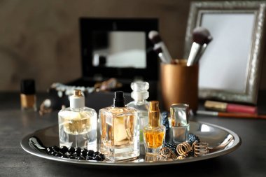 Tepsi parfüm şişeleri ile