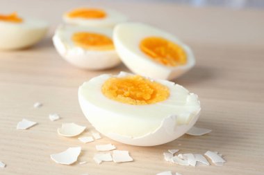 Dilimlenmiş katı pişmiş yumurta ile Seramik Tepsi