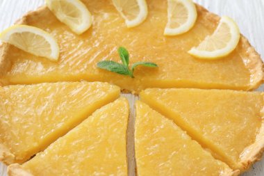 Limon ve nane ile süslü pasta dilimlenmiş