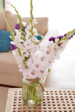 Cam vazo içinde sunulan güzel çiçekler