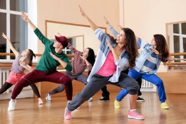 Stüdyoda genç hip-hop dansçıları grubu
