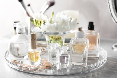 Cam tepsi parfüm şişeleri ile