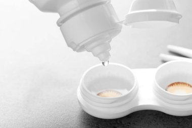 Kontakt lensli konteyner 