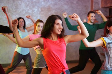 Stüdyoda genç hip-hop dansçıları grubu