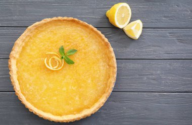 Dilimlenmiş limon ile lezzetli tart 