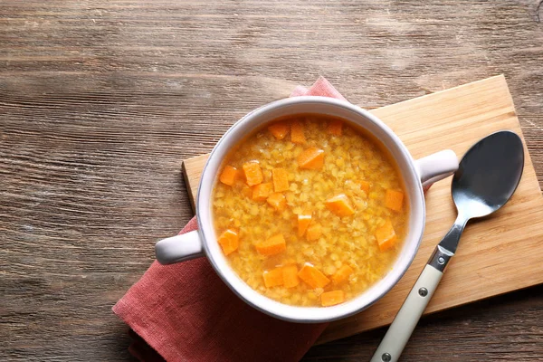 Композиція зі смачним сочевичним супом — стокове фото