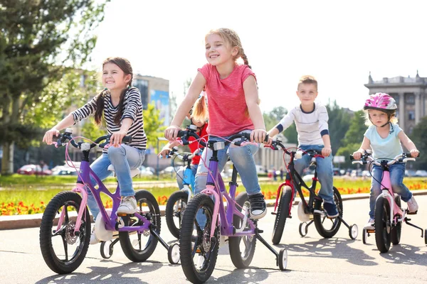 Niedliche Kleine Kinder Die Sonnigen Tagen Freien Fahrrad Fahren — Stockfoto