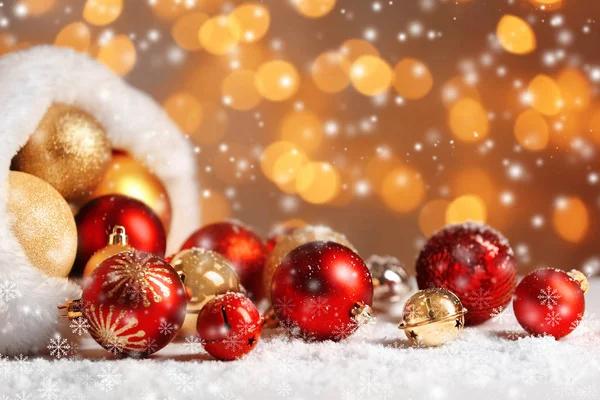 Chapéu de Santa com brinquedos de Natal — Fotografia de Stock