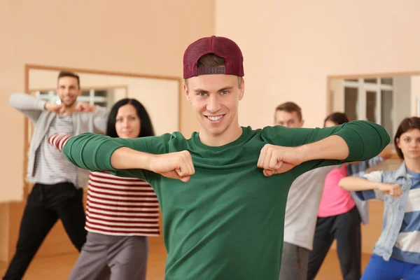 Gruppo di giovani ballerini hip-hop in studio — Foto Stock