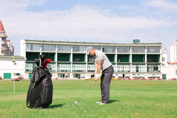 Jovem jogando golfe — Fotografia de Stock