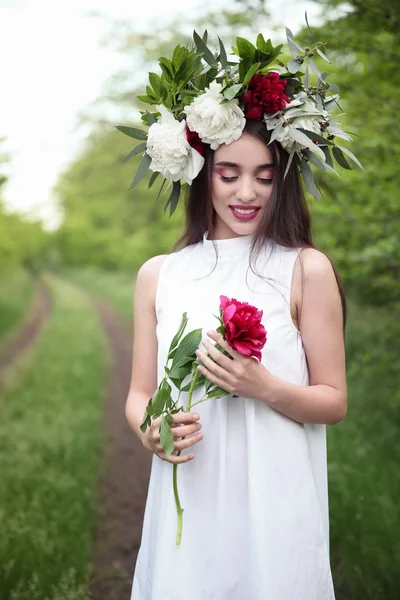 Giovane donna con corona floreale — Foto Stock