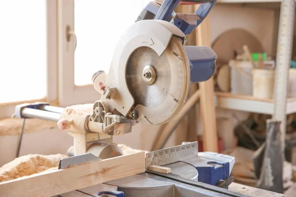 Circular saw and timber strip — Stock Photo, Image