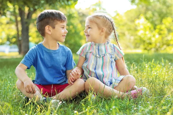 Enfants assis sur l'herbe — Photo