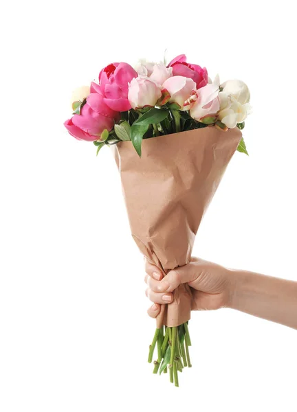 Hand mit einem Strauß schöner Pfingstrosenblumen — Stockfoto