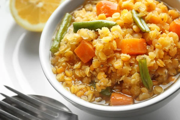 Cuenco con sabrosas gachas de lentejas y verduras —  Fotos de Stock