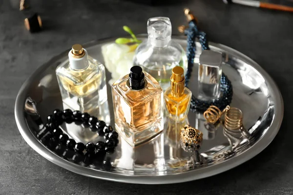 Bandeja con frascos de perfume — Foto de Stock