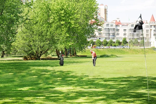 Giovane uomo che gioca a golf — Foto Stock