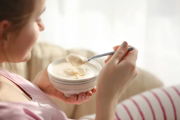 Bowl dengan yogurt di tangan — Stok Foto