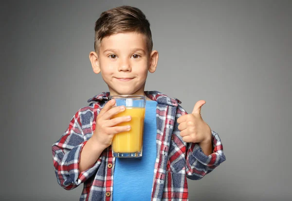 Söt liten pojke med juice — Stockfoto