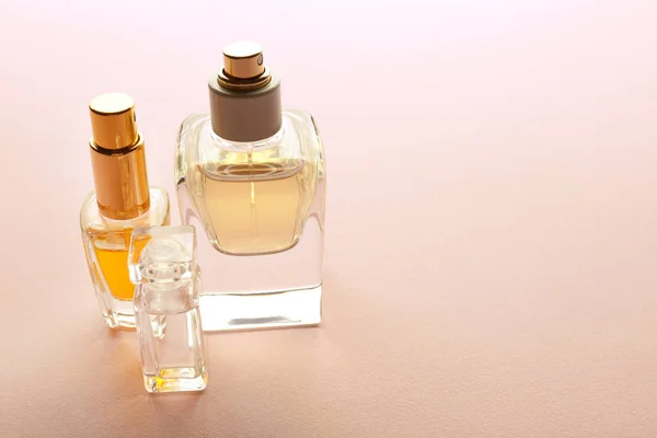 Différents flacons de parfum — Photo