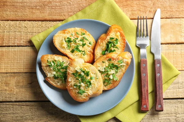 Rebanadas de pan con queso rallado, ajo y hierbas —  Fotos de Stock