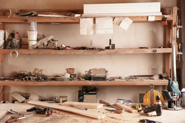 Posto di lavoro del falegname con strumenti — Foto Stock