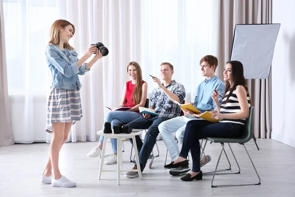Fotoğrafçılık dersleri sırasında öğrenciler — Stok fotoğraf