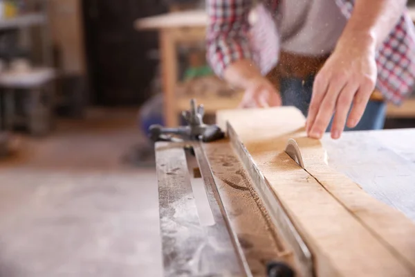 Tischler sägt Holz — Stockfoto