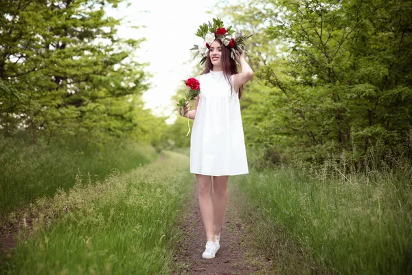 Junge Frau mit Blumenkranz — Stockfoto