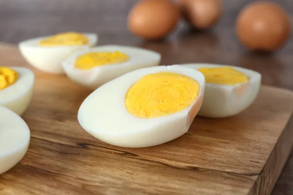 Bandeja de cerâmica com ovos cozidos duros fatiados — Fotografia de Stock