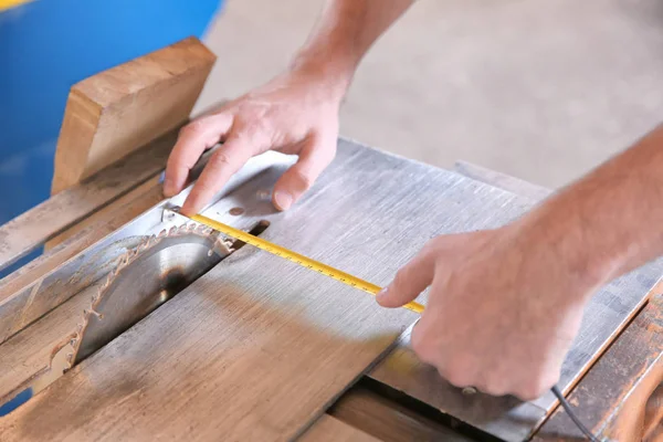 Carpenter taking measurements — Stok fotoğraf