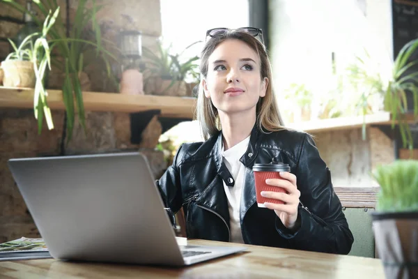 Young girl using laptop — Stock Photo, Image