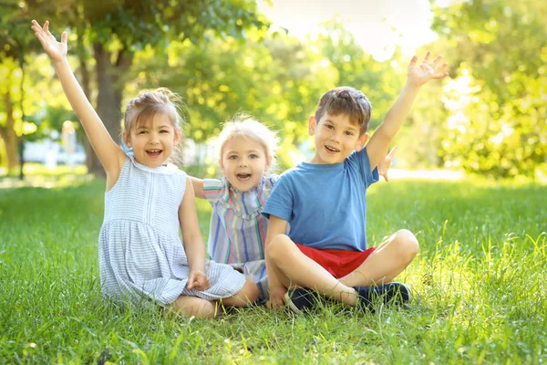 푸른 잔디에 앉아 아이 들 — 스톡 사진