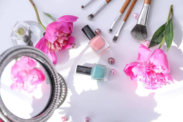 Pfingstrosenblumen, Spiegel und Kosmetik — Stockfoto