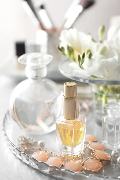 Cam tepsi parfüm şişeleri ile — Stok fotoğraf