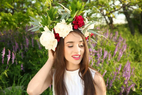 Mujer vistiendo corona floral — Foto de Stock