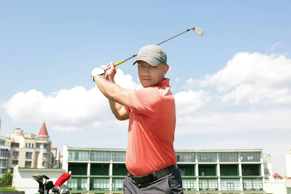 Jonge man golfen — Stockfoto