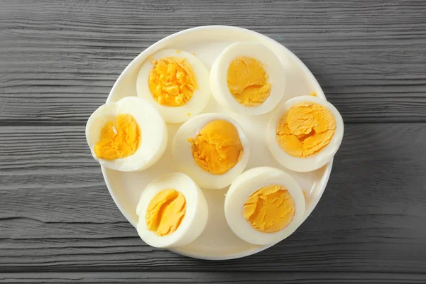 Керамический лоток с нарезанными яйцами — стоковое фото