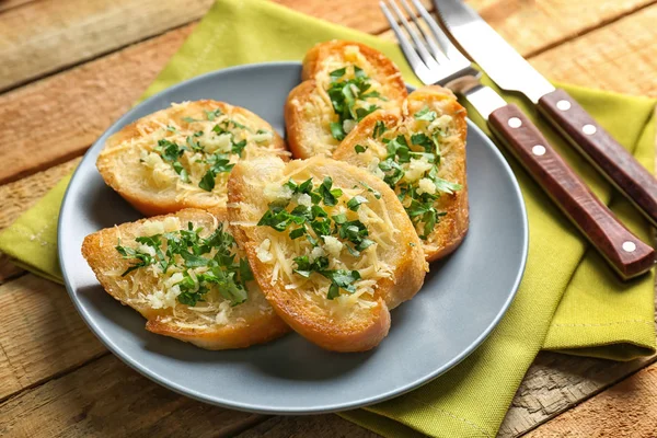 Rendelenmiş peynir, sarımsak ve otlar ile ekmek dilimleri — Stok fotoğraf
